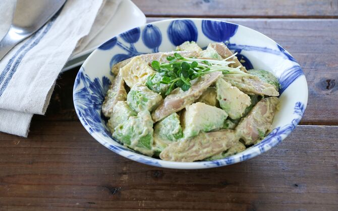 鉄分ソーセージとアボカドの柚子胡椒マヨ和え